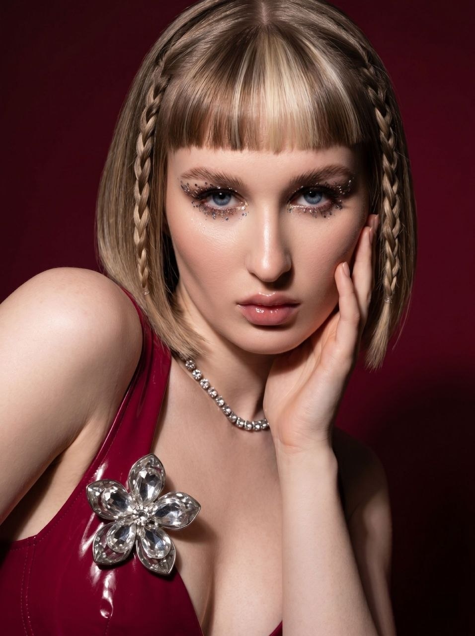 Асимметричный fashion-портрет в рубиновом образе