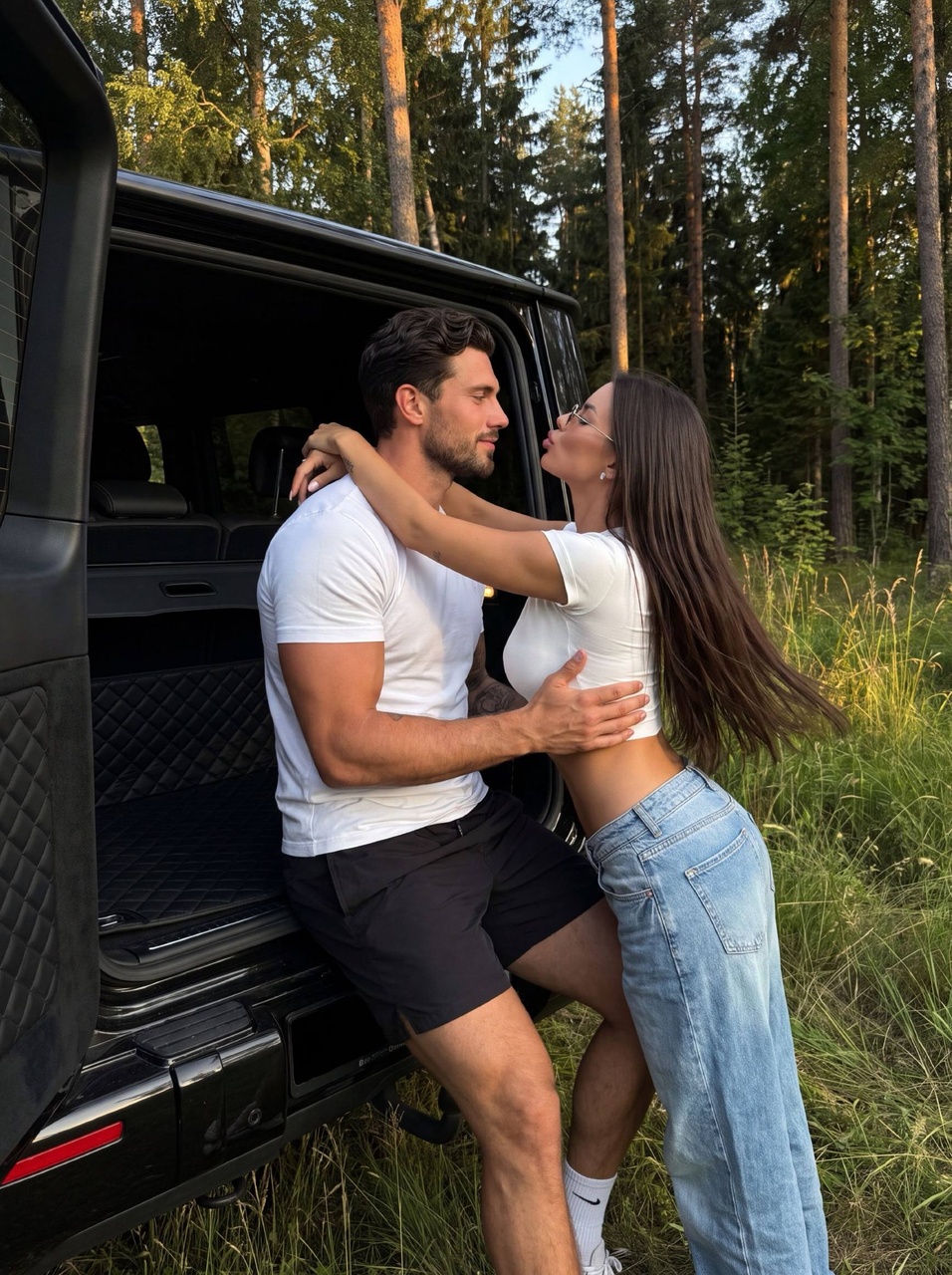 Пара у чёрного Mercedes G-Wagon в лесу