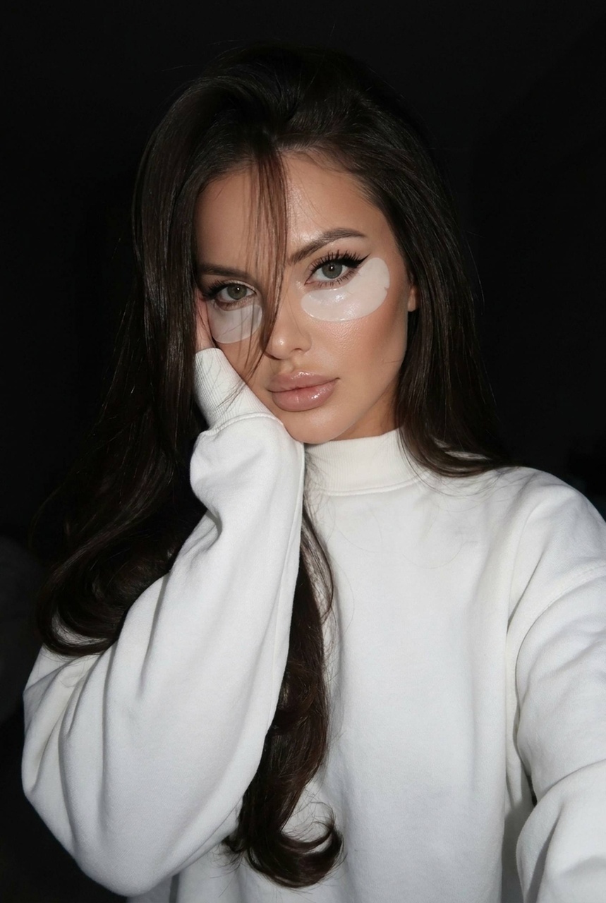 Интимное селфи женщины в белом свитшоте