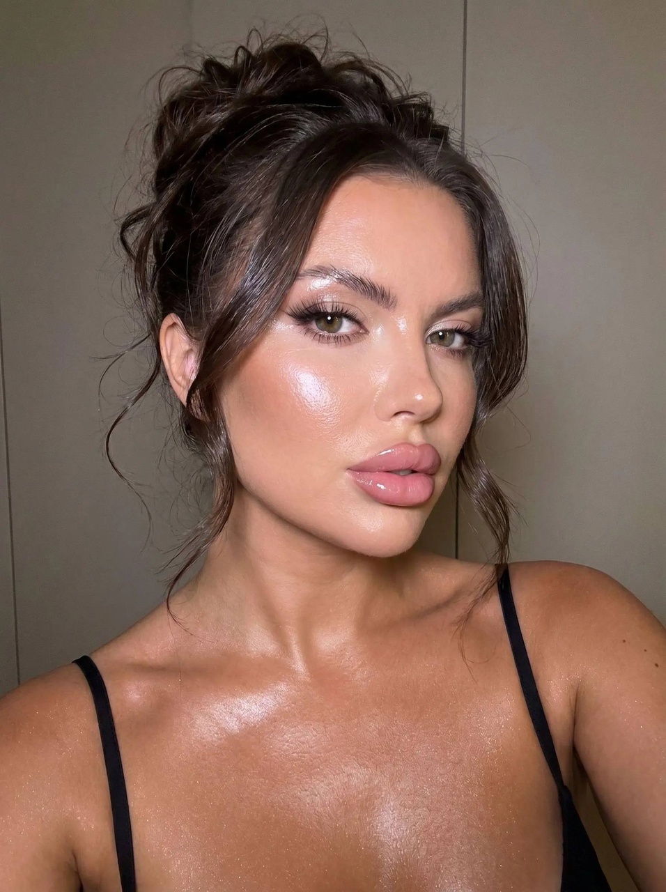 Интимный beauty-портрет женщины в интерьере